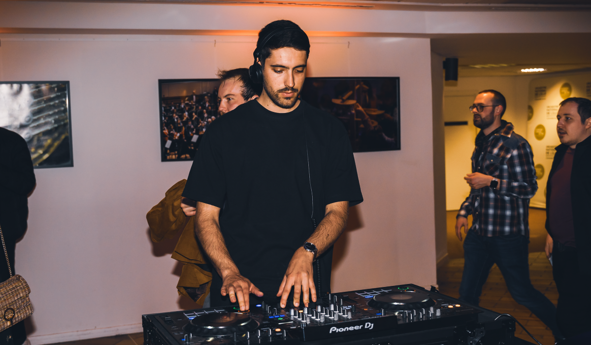 DJ SKR qui mixe pendant un événement d'entreprise