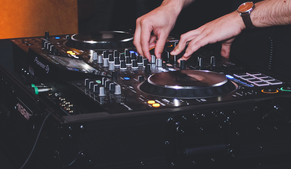 Matériel professionnel de DJ SKR pendant une soirée d'entreprise