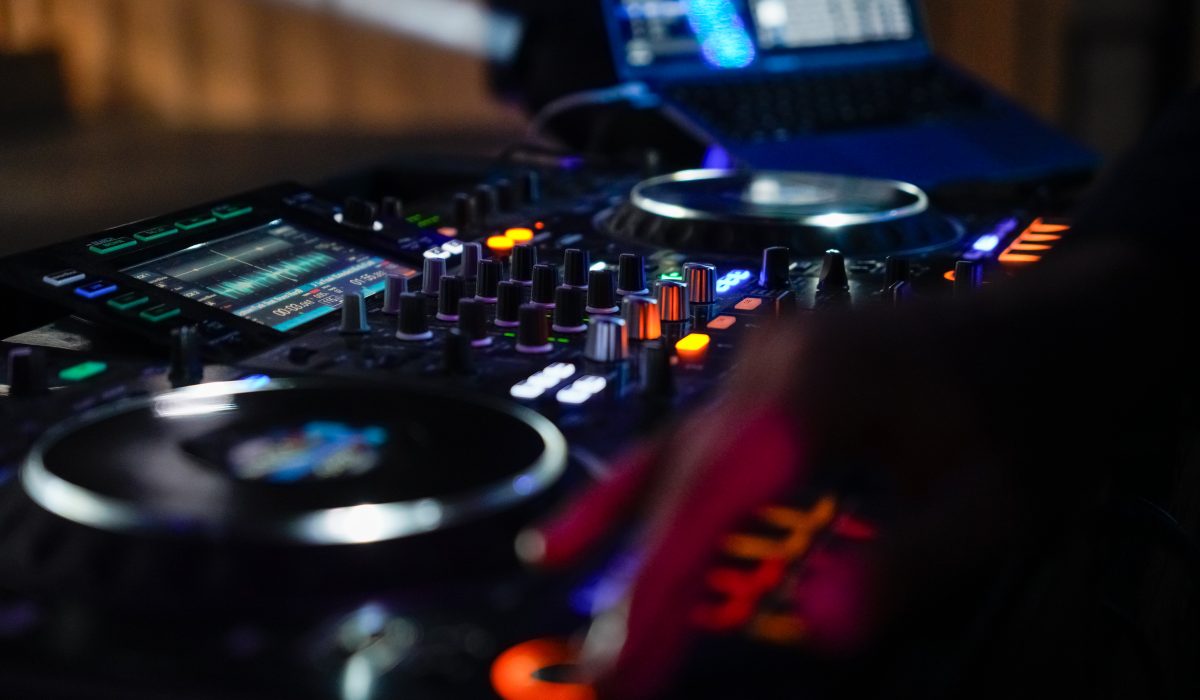 DJ SKR lors d'une soirée d'entreprise