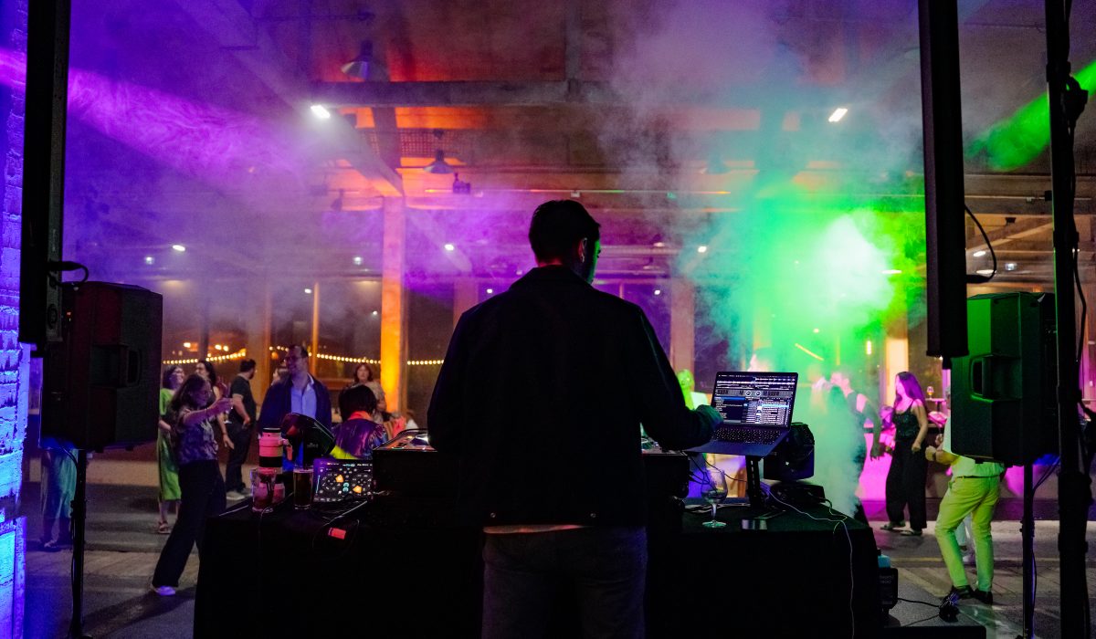 DJ SKR lors d'une soirée d'entreprise