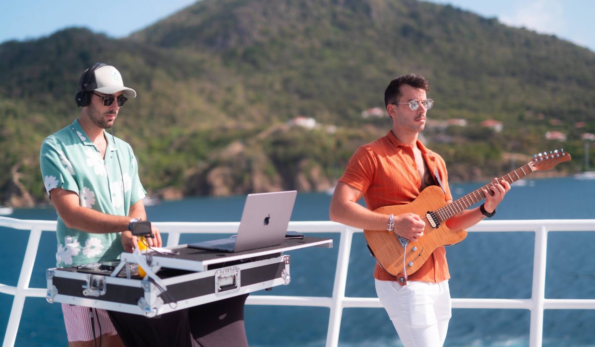 DJ SKR en DJ Set en feat avec Cesar à la guitare aux Saintes en Guadeloupe