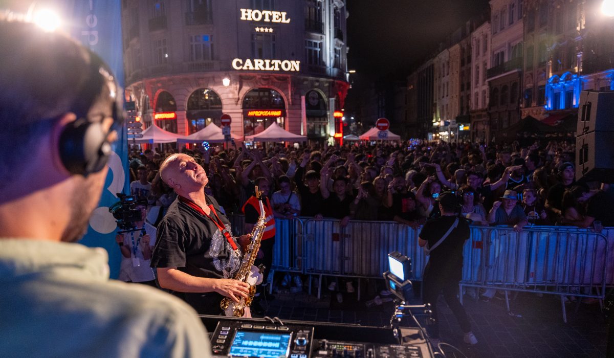 Foule devant DJ SKR pour la braderie de Lille 2023